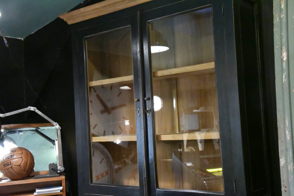 meubles - Armoire anglaise vintage