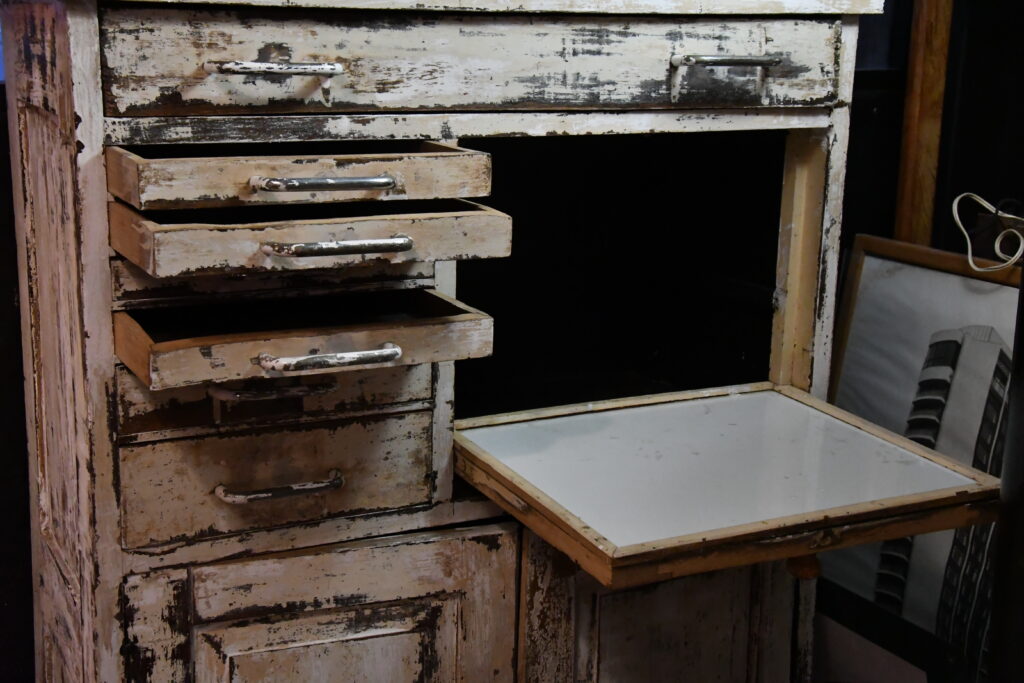 meubles - Armoire anglaise vintage