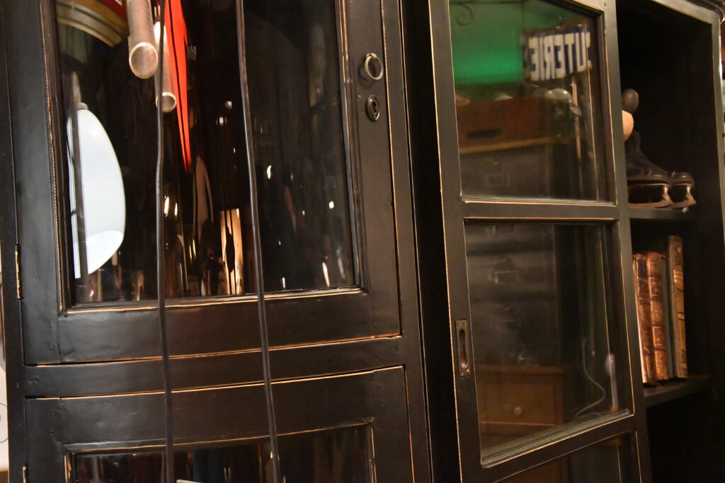 meubles - Armoire anglaise