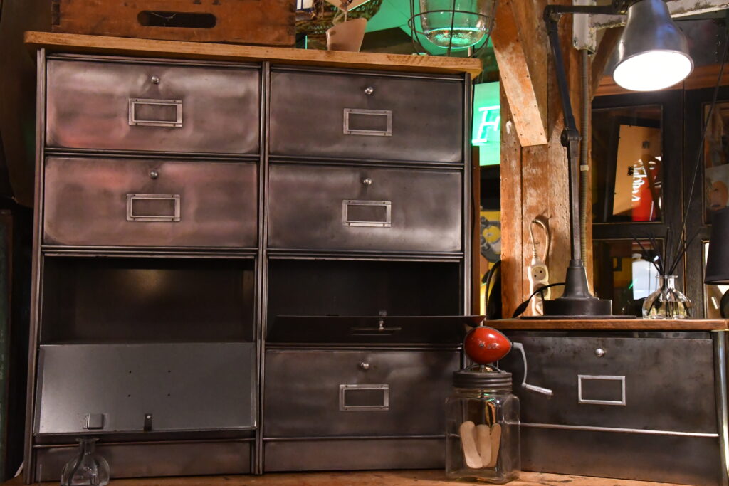 meubles - Armoire anglaise