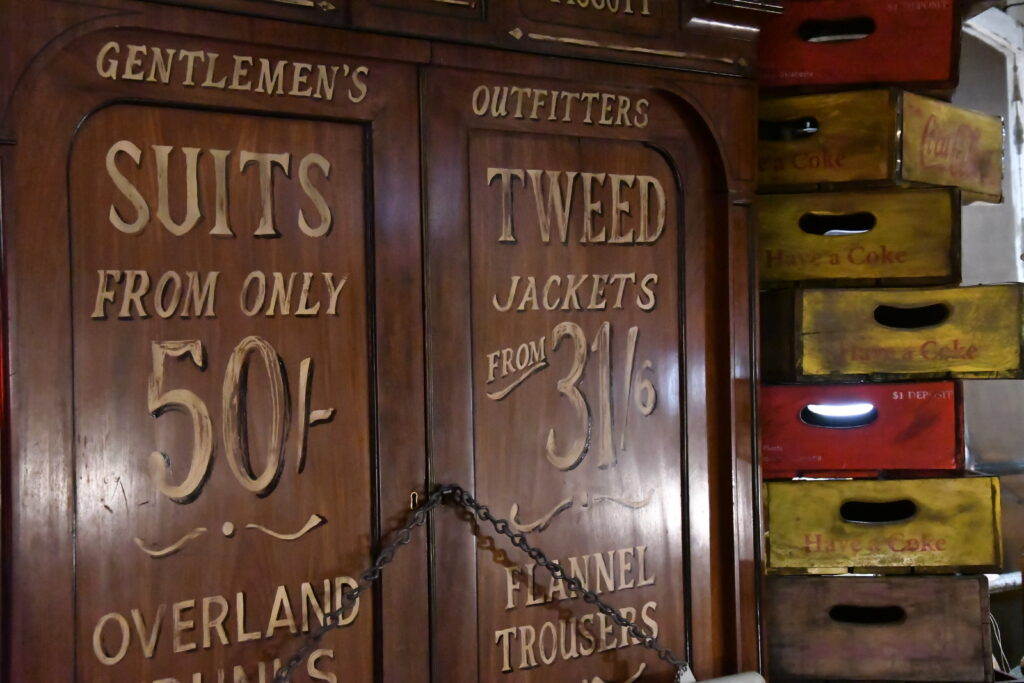 Caisse en bois Coca-Cola et armoire